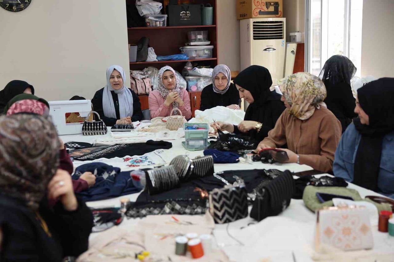 DARICA'DA KADINLARA YÖNELİK DÜZENLENEN KİŞİSEL GELİŞİM VE EL SANATLARI (KİGEM) KURSLARINDA YENİ...
