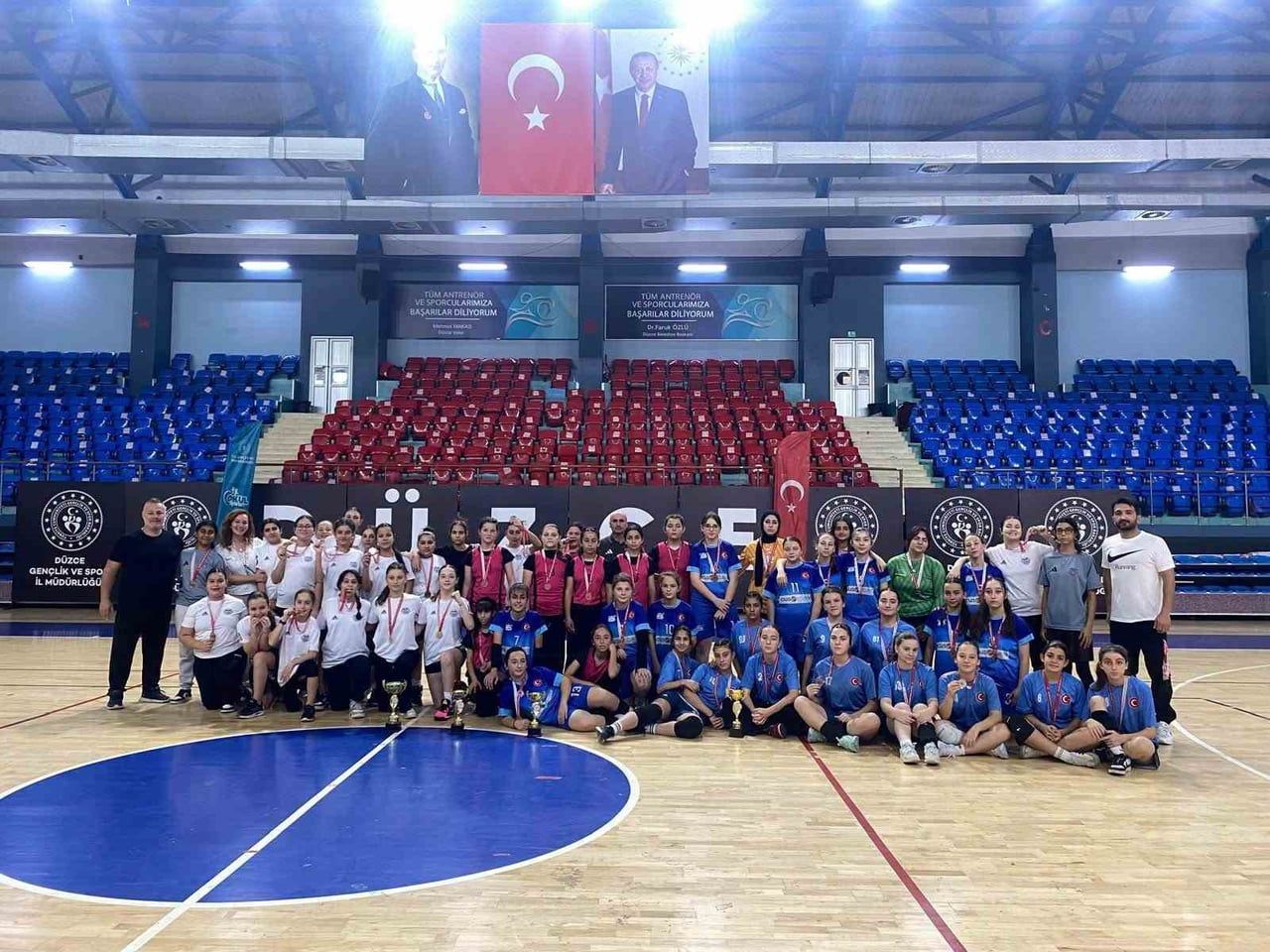 DÜZCE’DE GERÇEKLEŞTİRİLEN YILDIZLAR HENTBOL MÜSABAKALARINDA KIZLARDA PAKMAYA ORTAOKULU, ERKEKLERDE...