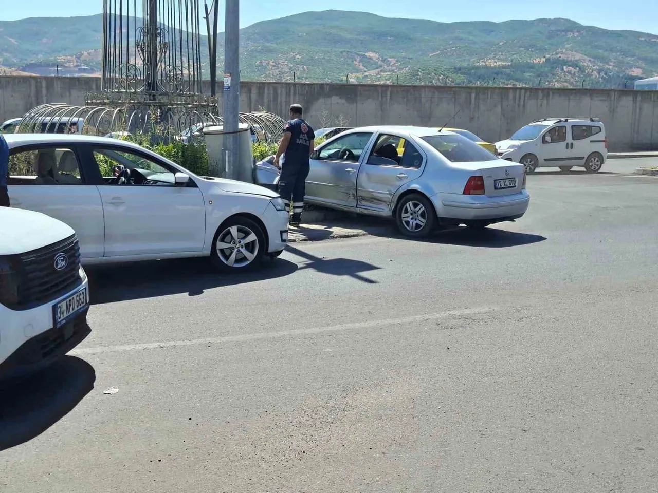 BİNGÖL’DE İKİ OTOMOBİL ÇARPIŞTI: 1 YARALI