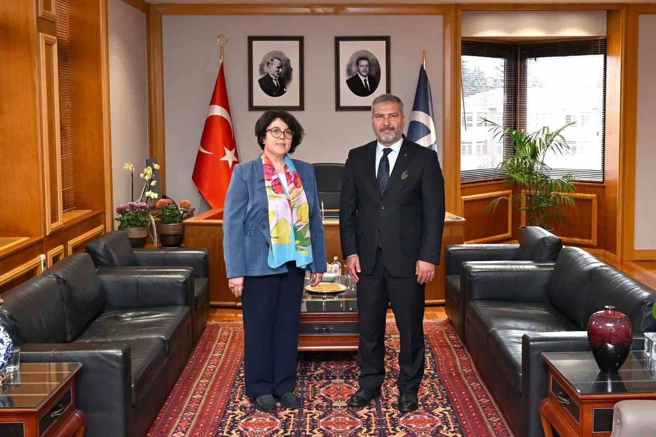 ESOGÜ REKTÖRÜ PROF. DR. EMİNE GÜMÜŞSOY, ANADOLU ÜNİVERSİTESİ REKTÖRÜ PROF. DR. YUSUF ADIGÜZEL'E...