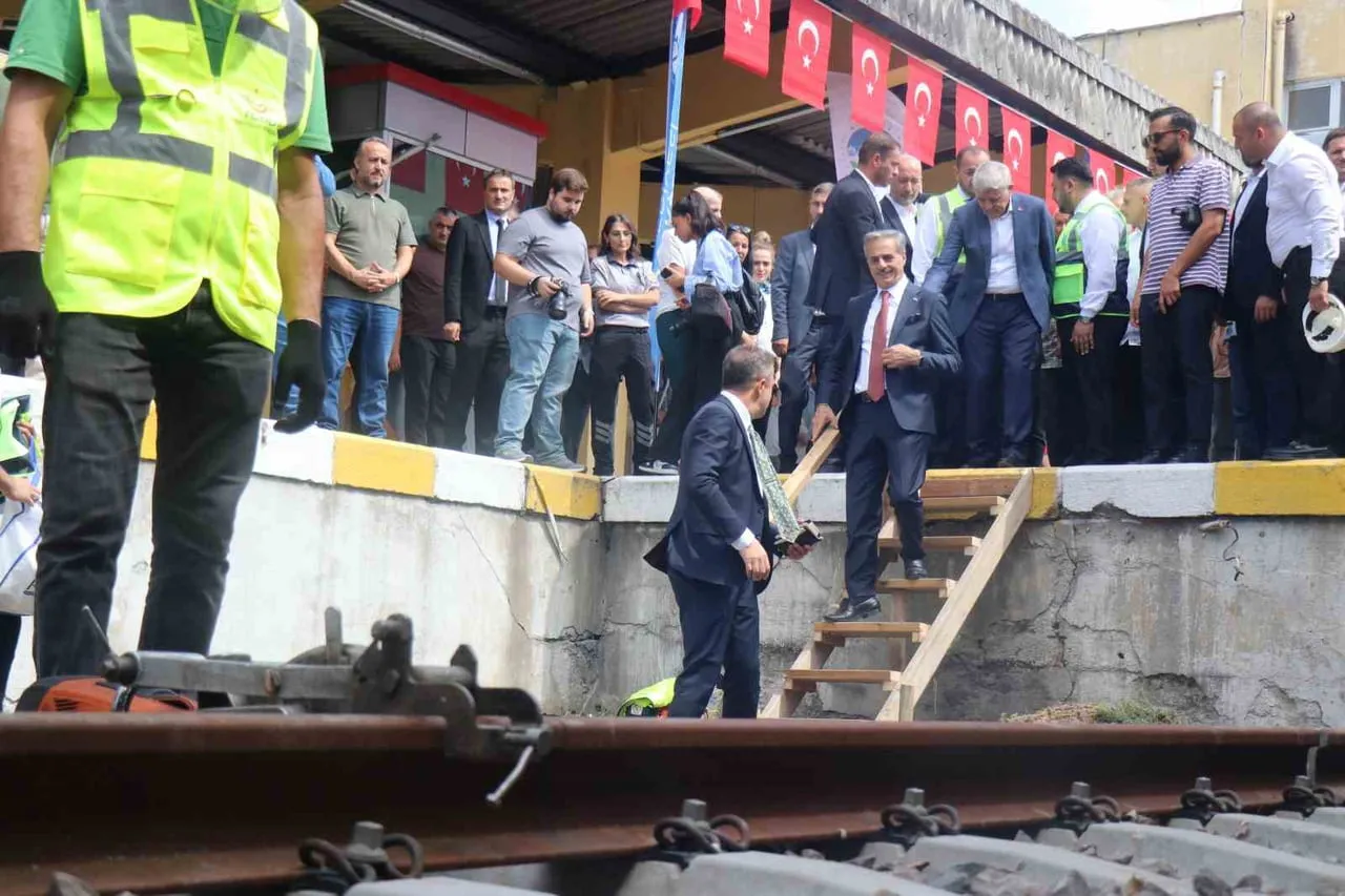 SAKARYA'DA ŞEHİR MERKEZİNDEKİ TREN RAYLARINI YER ALTINA ALARAK BÖLGEYİ SOSYAL ALANA DÖNÜŞTÜRECEK...