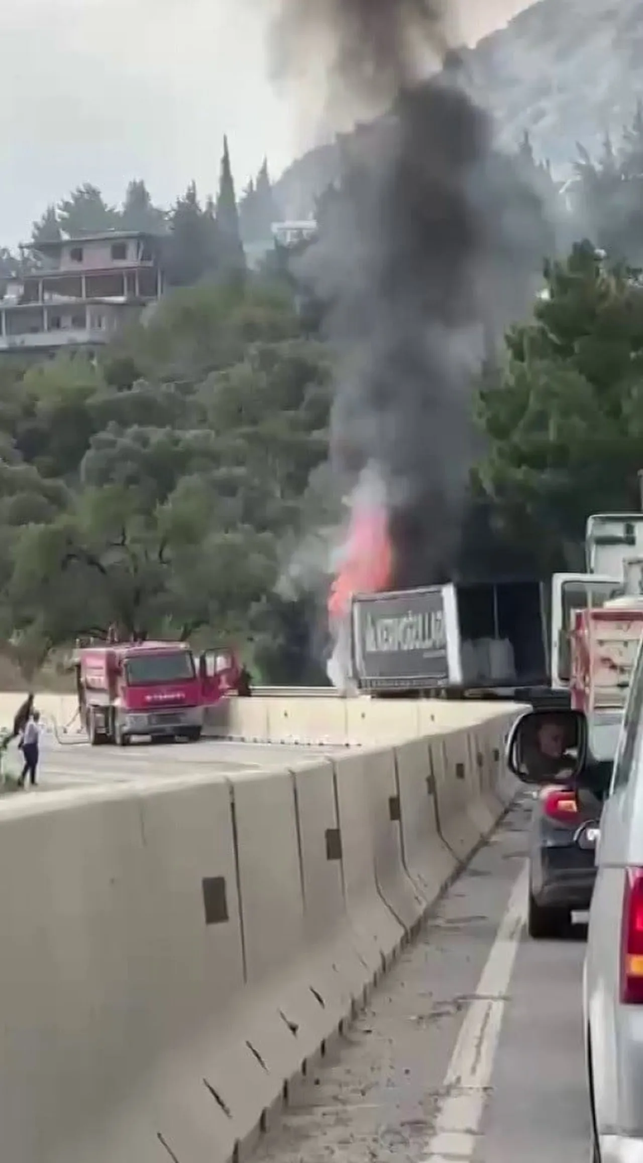 HATAY’DA SEYİR HALİNDEKİ MOTOR BÖLÜMÜ YANMAYA BAŞLAYAN TIRDA YÜKSELEN ALEVLER, DORSEYE SIÇRAMADAN...
