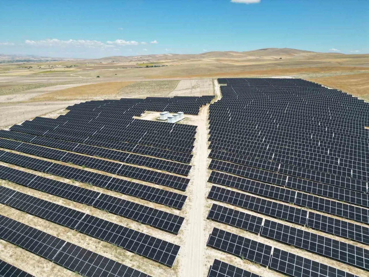 CW ENERJİ, AKSARAY’DA BİR FİRMA İÇİN 5 BİN 513,22 KWP GÜCÜNDEKİ ARAZİ GÜNEŞ ENERJİ SANTRALİ...