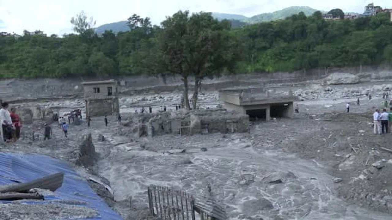 Nepal ile Çin sınırında meydana gelen yıkıcı sel felaketinde hayatını kaybedenlerin sayısı bini...