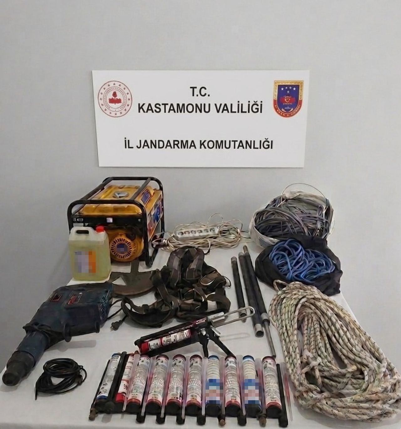 KASTAMONU'NUN PINARBAŞI İLÇESİNDE DEFİNE BULMAK İÇİN İZİNSİZ KAZI YAPAN 4 ŞAHIS, BÖLGEYE...