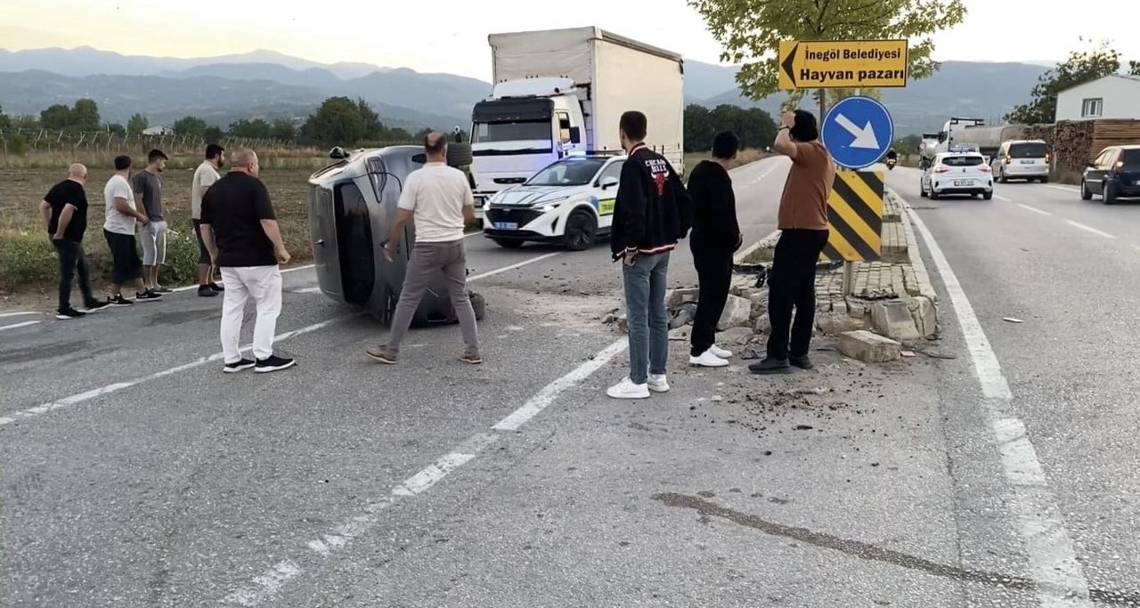 ARA SOKAKTAN ÇIKAN ARACA ÇARPMAMAK İÇİN REFÜJE DALDI O ANLAR KAMERADA