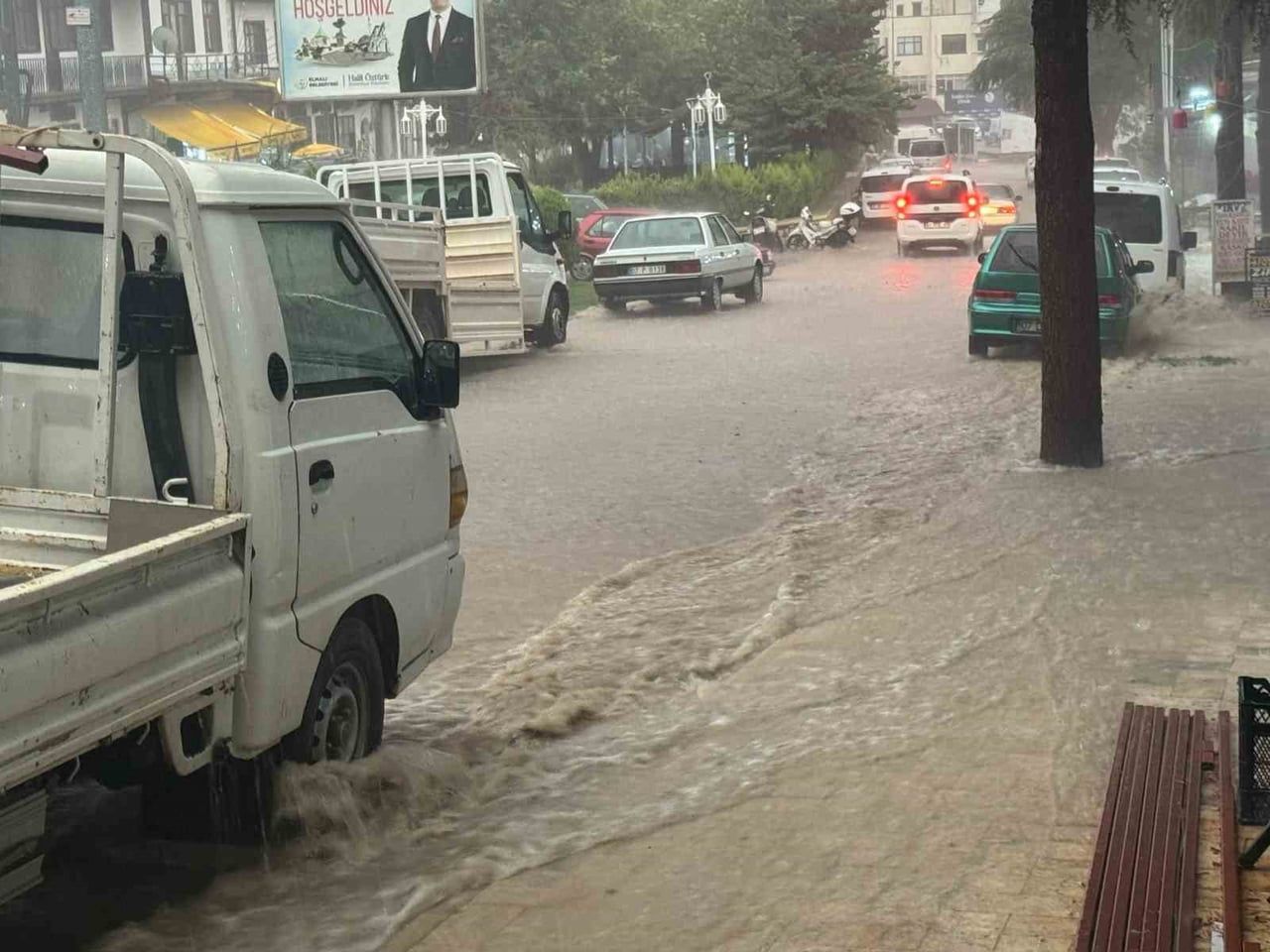 ANTALYA’NIN ELMALI İLÇESİNDE ÖĞLEDEN SONRA ETKİLİ OLAN ŞİDDETLİ YAĞIŞ, CADDE VE SOKAKLARDA SU...