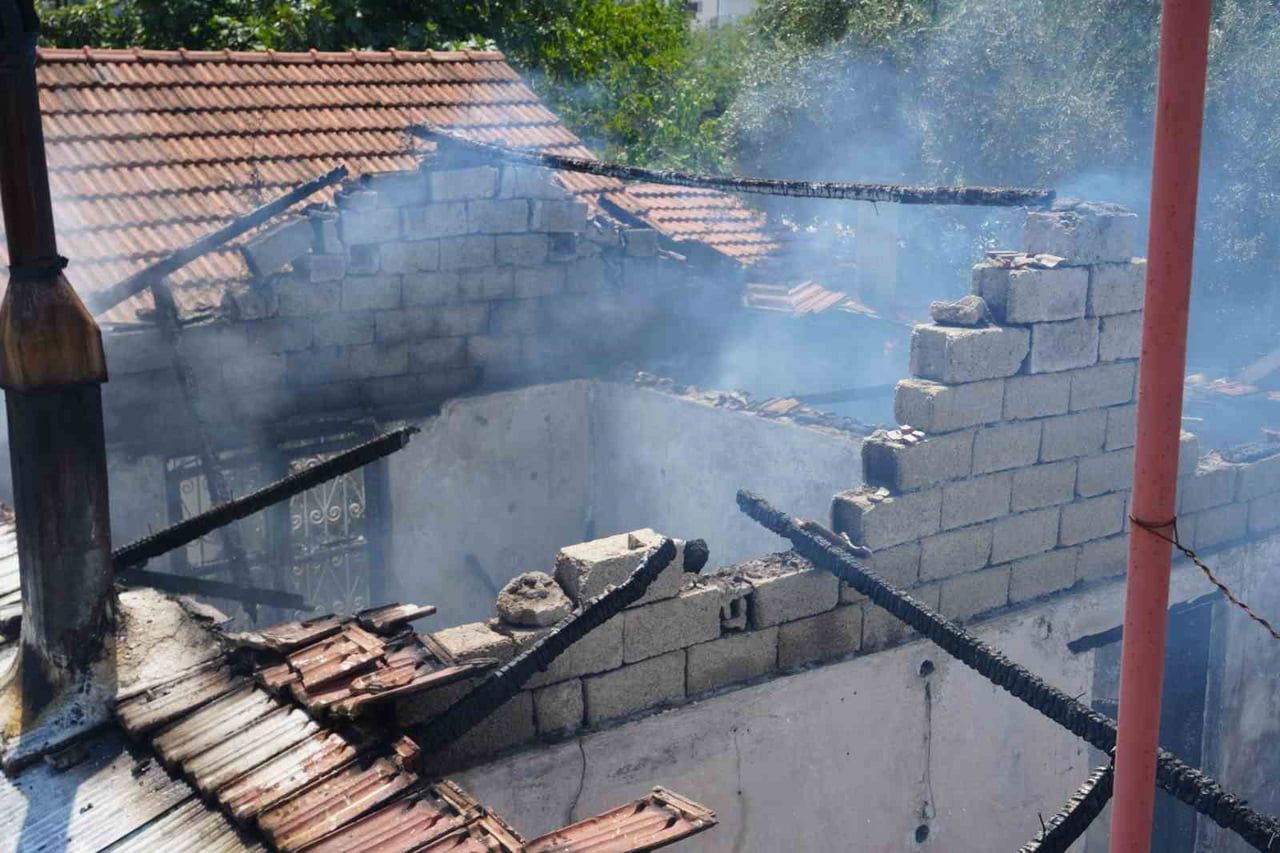 ANTALYA'DA BİR GECEKONDUDA ÇIKAN YANGINDA EV KULLANILMAZ HALE GELDİ.