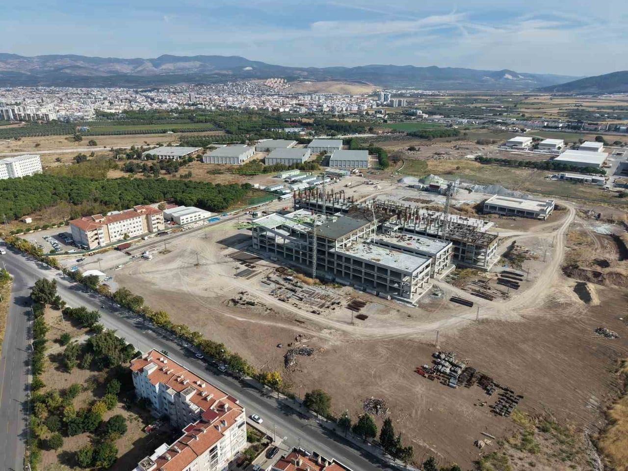 MANİSA’NIN AKHİSAR İLÇESİNDE YAPIMI SÜREN 450 YATAKLI YENİ DEVLET HASTANESİNİN İNŞAAT ÇALIŞMALARI...