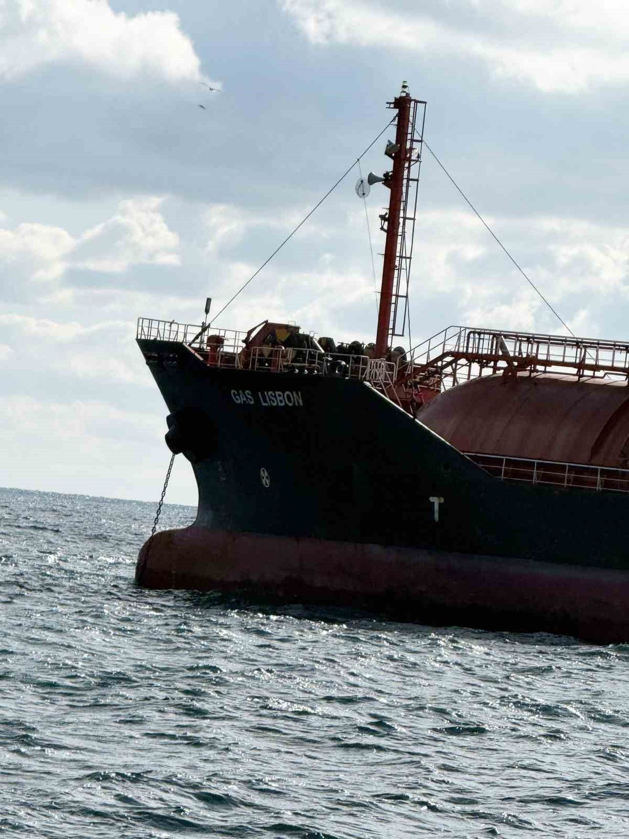 KARADENİZ'DE SALDIRIYA UĞRAYAN GAS LISBON İSTANBUL AÇIKLARINDA GÖRÜNTÜLENDİ