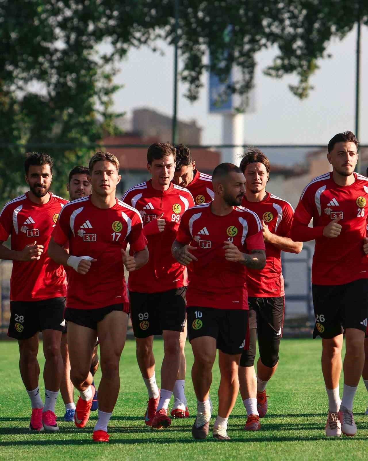 ESKİŞEHİRSPOR, YENİ SEZONDA İLK RAKİBİ OLACAK ALANYA 1221 FSK MAÇI İÇİN HAZIRLIKLARINI...
