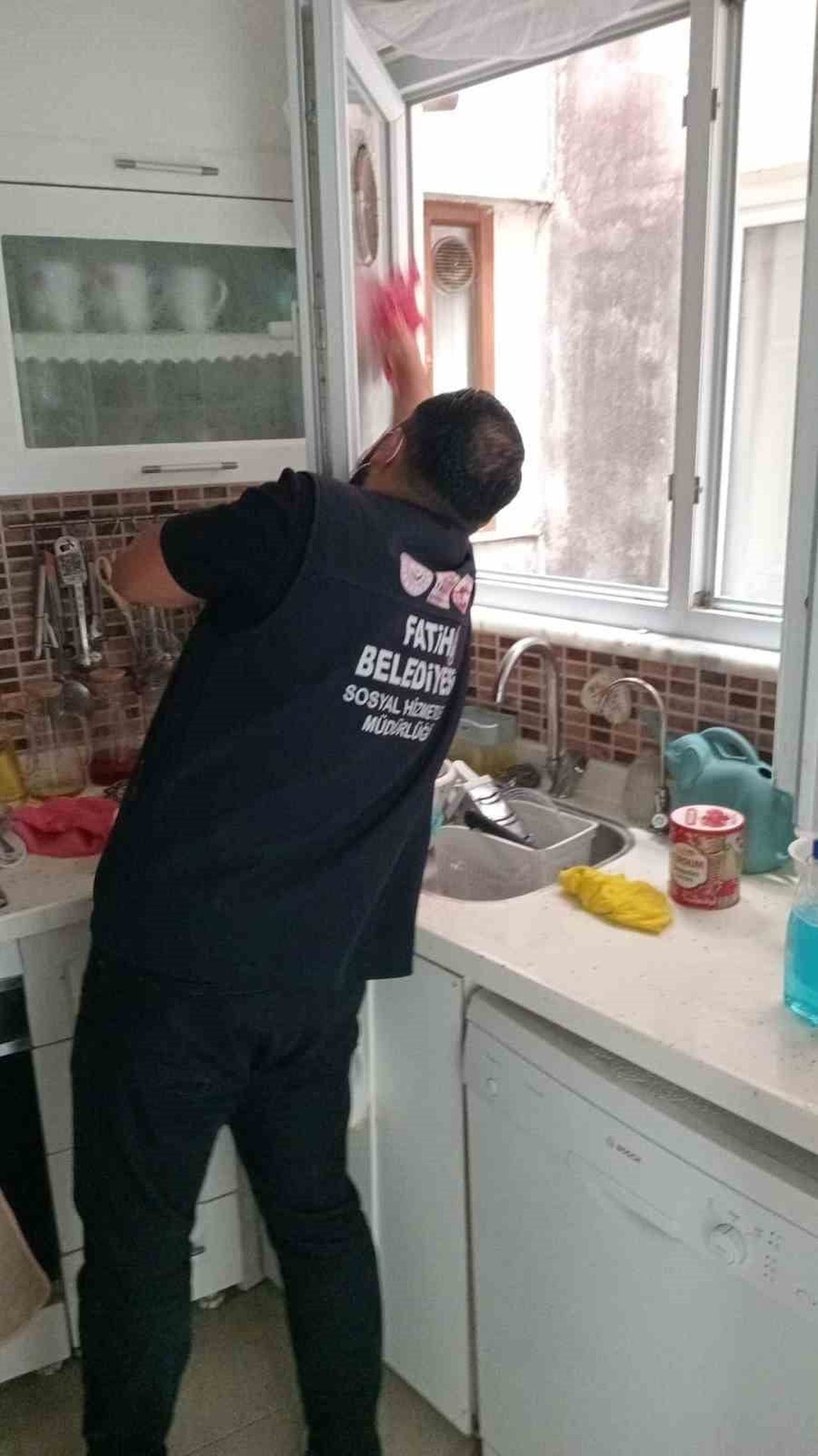 FATİH BELEDİYESİ, GÜNLÜK İHTİYAÇLARINI KARŞILAMAKTA GÜÇLÜK ÇEKEN YAŞLILARA YÖNELİK EVDE TEMİZLİK...
