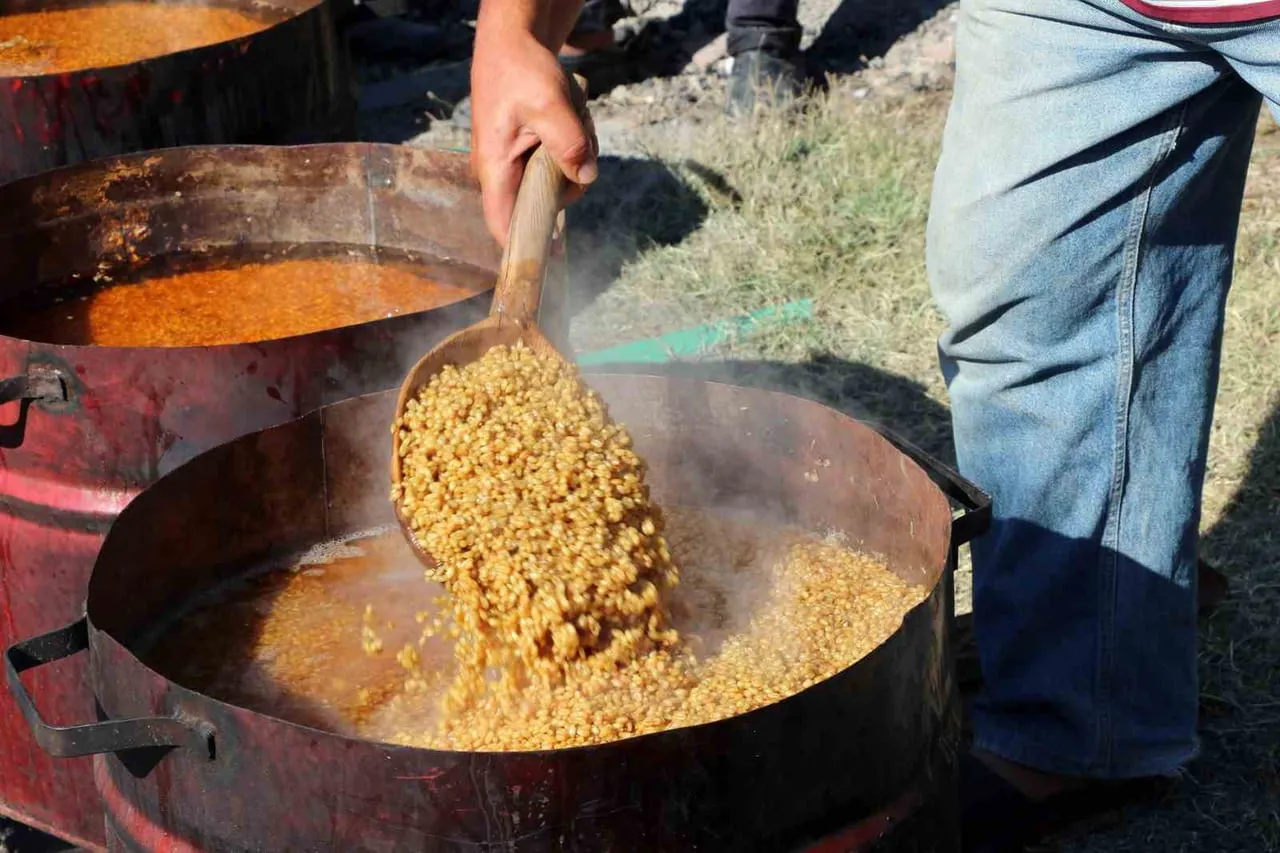 ERZİNCAN’DA VATANDAŞLAR, BUĞDAY HASADININ ARDINDAN KIŞLIK BULGUR HAZIRLIĞI İÇİN DEV KAZANLARDA...