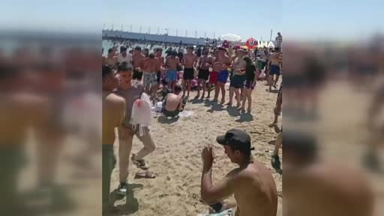 Caddebostan Sahili'nde dikkat çeken görüntüler: Yüksek sesli müzik eşliğinde halay çeken gruba...