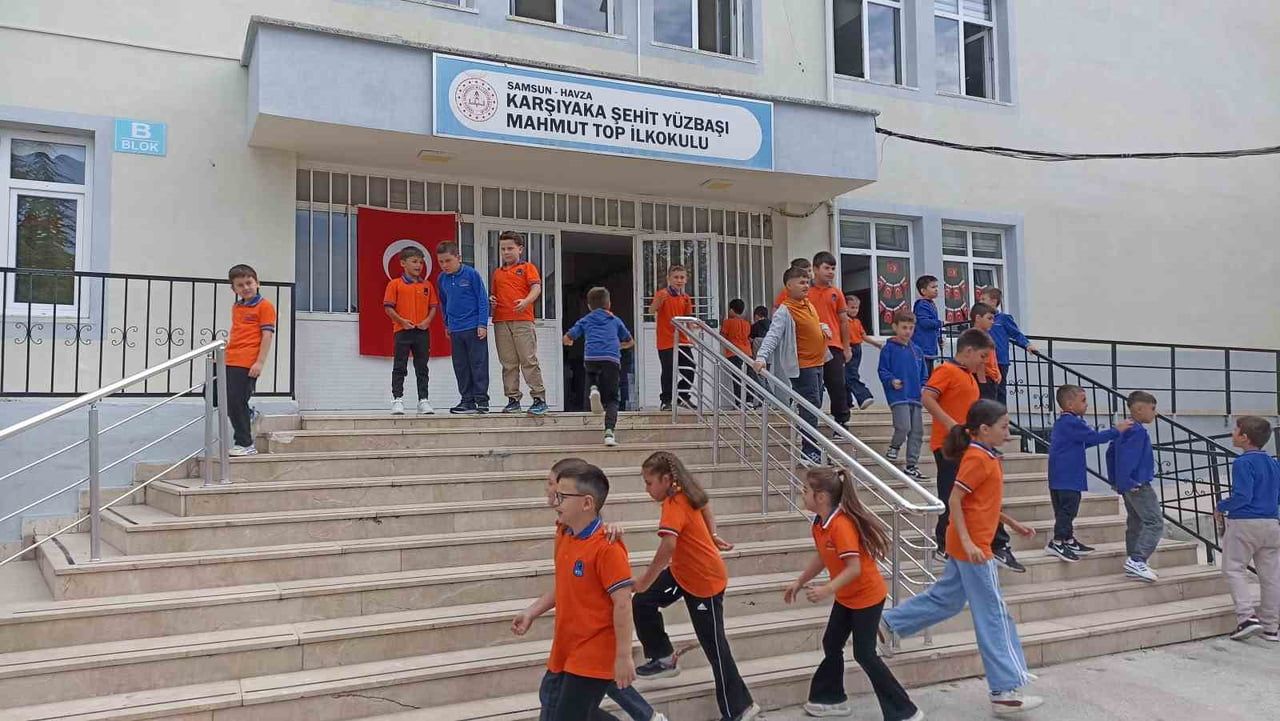 ÖĞRENCİLER ZİL ÇALDI