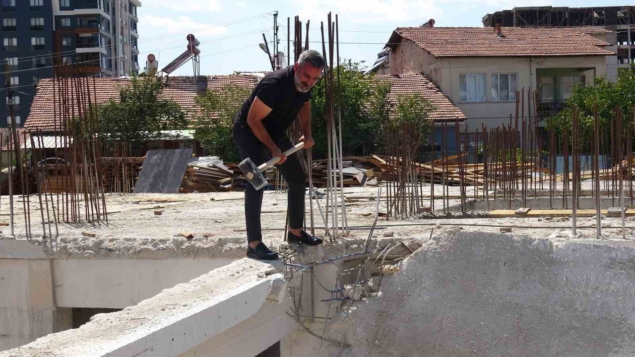 MALATYA'DA 105 DAİRELİK İNŞAATTA DÜŞÜK KALİTELİ BETON KULLANILDIĞINI TESPİT EDEN FİRMA YETKİLİLERİ...