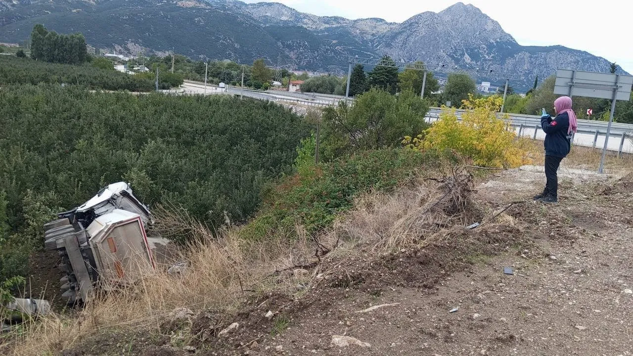 ISPARTA’NIN EĞİRDİR İLÇESİNDE SABAH SAATLERİNDE MEYDANA GELEN TRAFİK KAZASINDA KUM YÜKLÜ TIR...