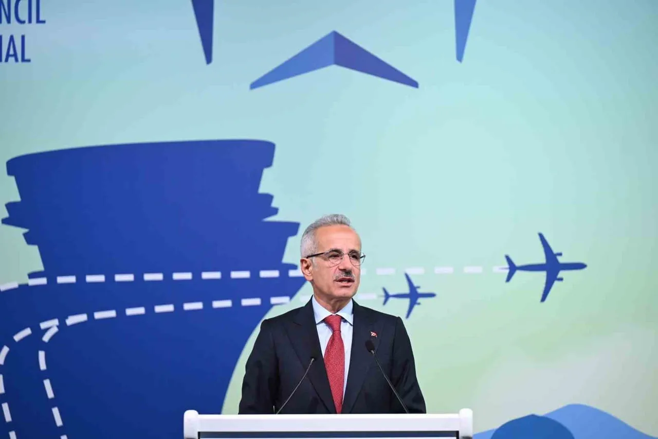 ULAŞTIRMA VE ALTYAPI BAKANI ABDULKADİR URALOĞLU, DHMİ TARAFINDAN GELİŞTİRİLEN UÇUŞ REHBERİM MOBİL...
