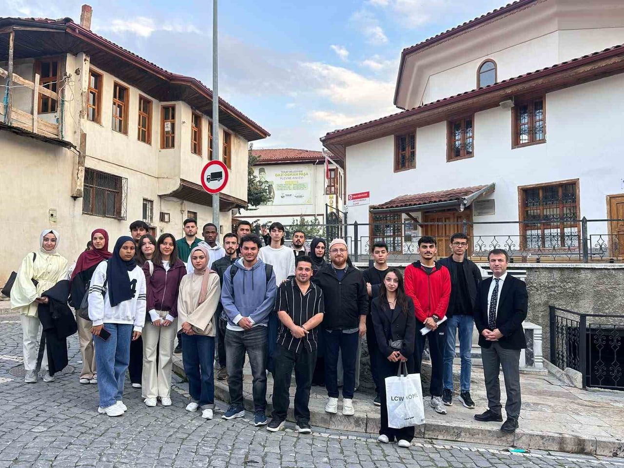 TOKAT GAZİOSMANPAŞA ÜNİVERSİTESİ ÖĞRENCİLERİ, ŞEHİR VE KÜLTÜR DERSİ KAPSAMINDA ZİYARET ETTİKLERİ...