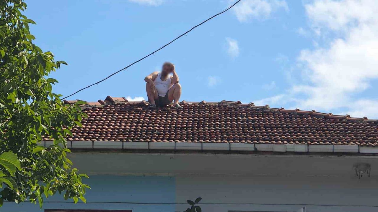 KARADENİZ EREĞLİ İLÇESİNDE AİLESİ İLE SORUNLAR YAŞADIĞI İDDİA EDİLEN BİR KİŞİ, ÇIKTIĞI ÇATIDA...