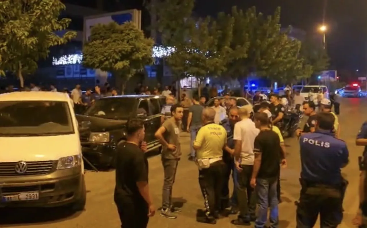 DUR’ İHTARINA UYMAYARAK KAÇAN SÜRÜCÜ PARK HALİNDEKİ 4 ARACA ÇARPT