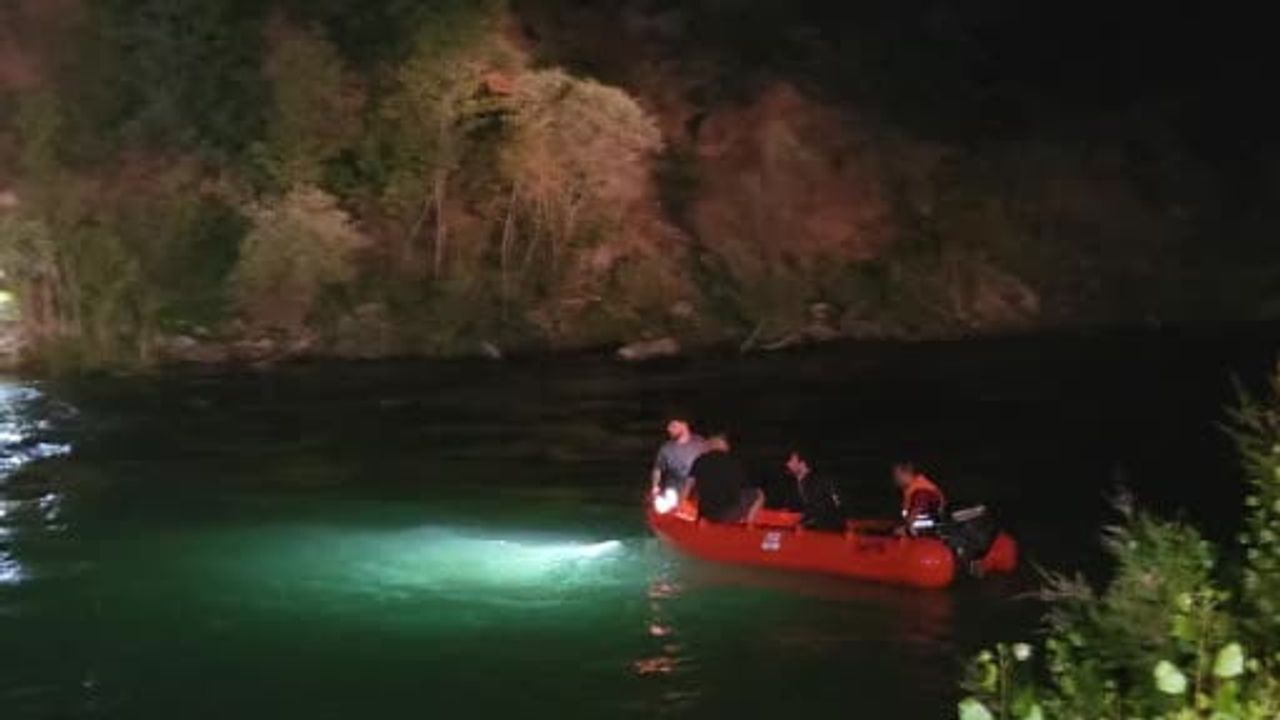 Munzur Nehri'ne yuvarlanan araçtan atlayan kadın hayatını kaybetti