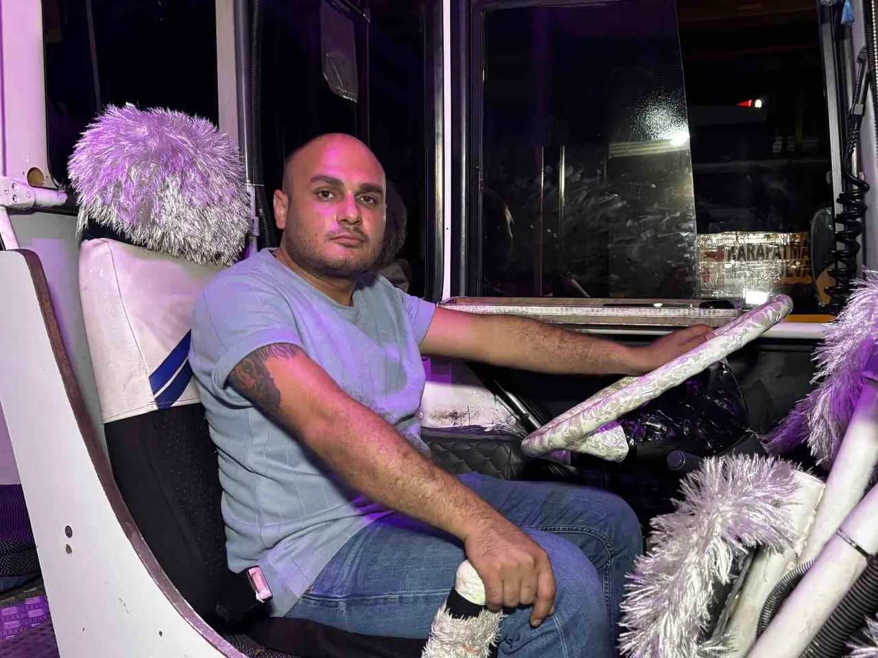 ADANA’DA BİR AMBULANS ŞOFÖRÜ, TRAFİKTE YOL VERME TARTIŞMASINDA OTOBÜS ŞOFÖRÜNÜ DARP ETTİ. O ANLAR...