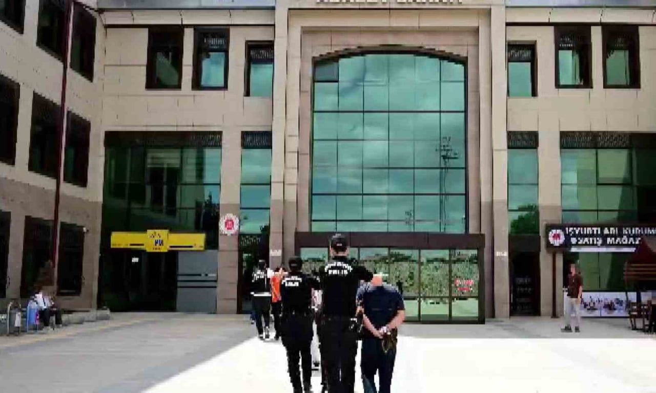 EMNİYETTEKİ İŞLEMLERİNİN ARDINDAN ADLİ MAKAMLARA SEVK EDİLEN 4 ŞÜPHELİ TUTUKLANARAK CEZAEVİNE...
