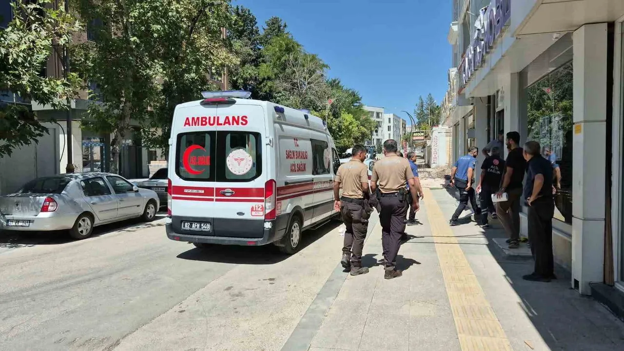 ADIYAMAN’DA BİR İŞLETMEDE ABİ-KARDEŞ ARASINDA ÇIKAN SÖZLÜ TARTIŞMANIN KAVGAYA DÖNÜŞMESİ SONUCU 1...