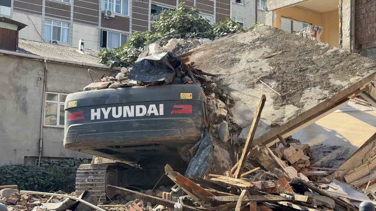KÜÇÜKÇEKMECE'DE YIKIMI YAPILAN BİNA, İŞ MAKİNESİNİN ÜZERİNE DEVRİLDİ