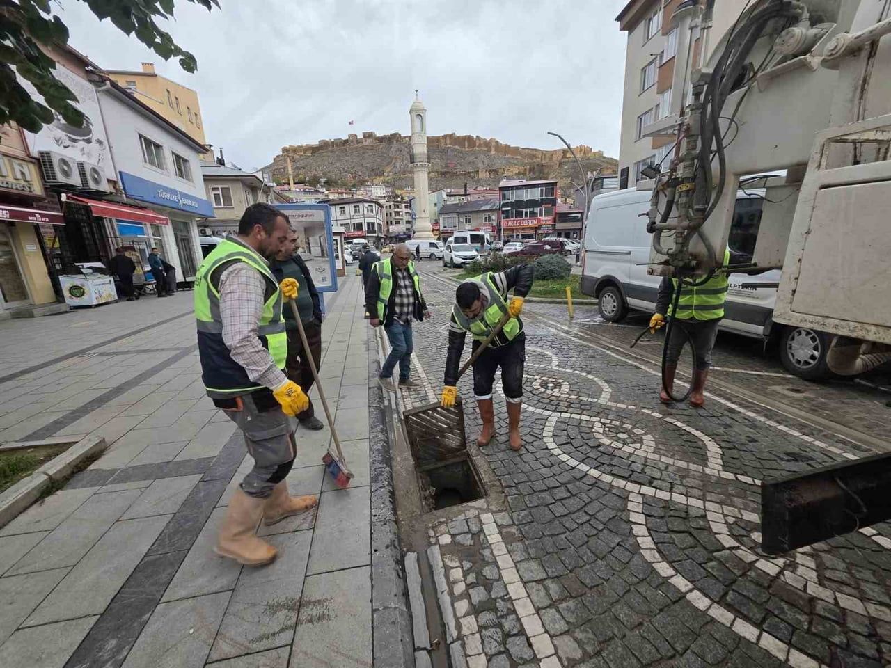 BAYBURT'TA MAZGALLAR YAĞIŞLARA KARŞI TEMİZLENİYOR