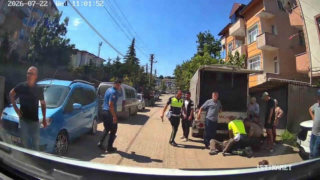 KOCAELİ’NİN KANDIRA İLÇESİNDE KALP KRİZİ GEÇİREN 68 YAŞINDAKİ VATANDAŞ, POLİS MEMURUNUN ZAMANINDA...