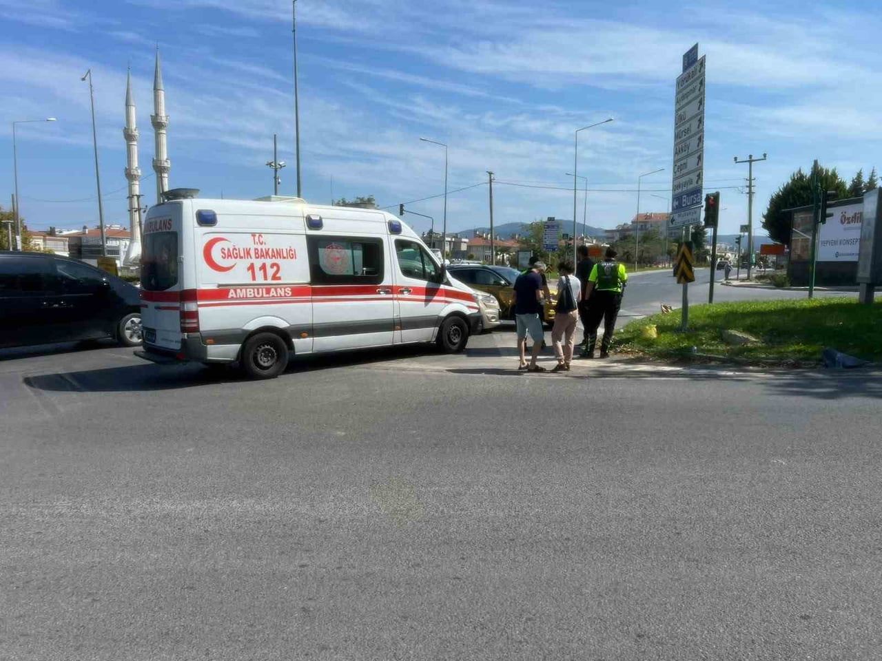 BURSA’NIN MUDANYA İLÇESİNDE İKİ OTOMOBİLİN KAVŞAKTA ÇARPIŞMASI SONUCU MEYDANA GELEN TRAFİK...
