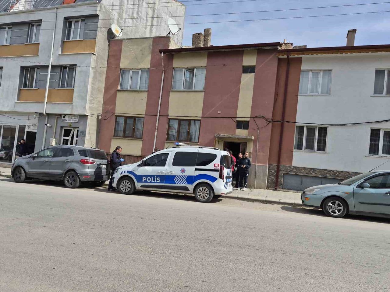 ESKİŞEHİR'DE 52 YAŞINDAKİ BİR ADAM, YAŞADIĞI APARTMANDA MERDİVENİN ALTINDA ÖLÜ BULUNDU.
