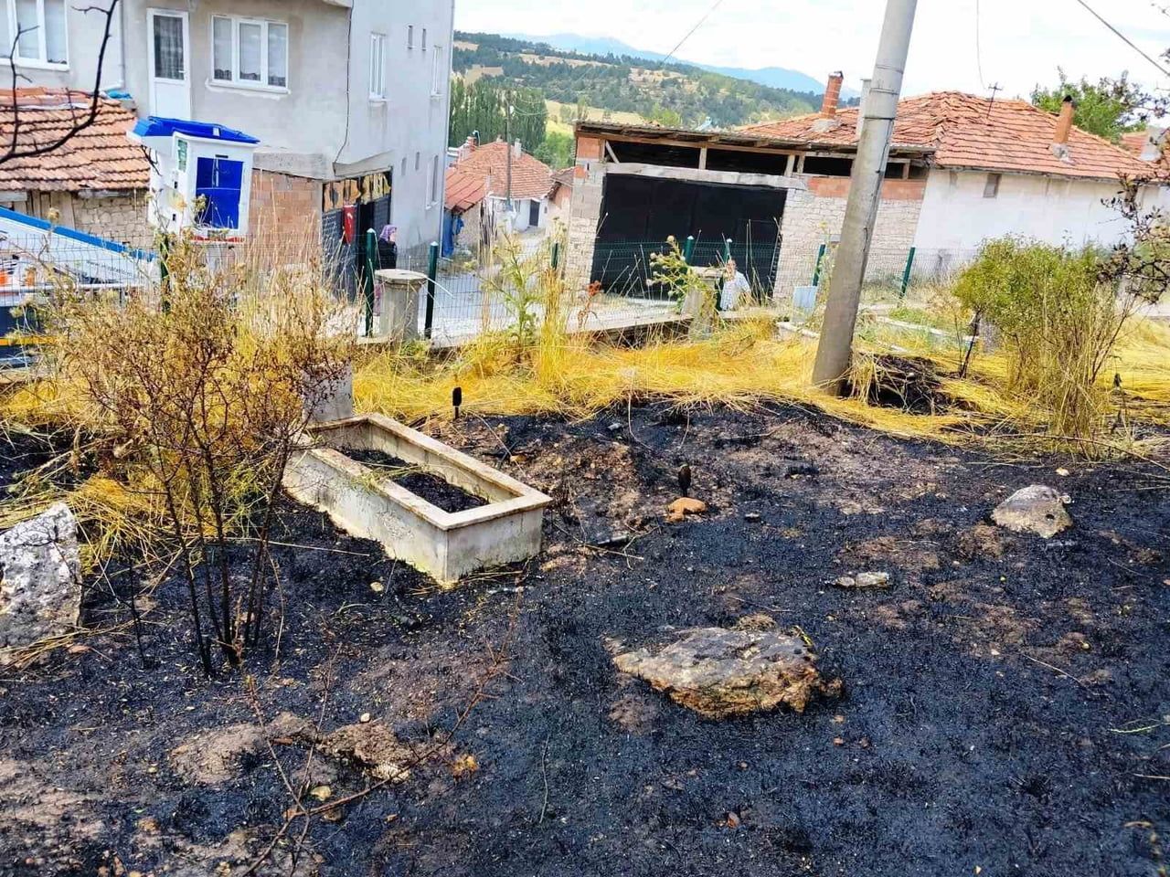 EMET İLÇESİNDE BULUNAN MEZARLIKTA ÇIKAN YANGIN SONUCU 10 KABİR ZARAR GÖRDÜ
