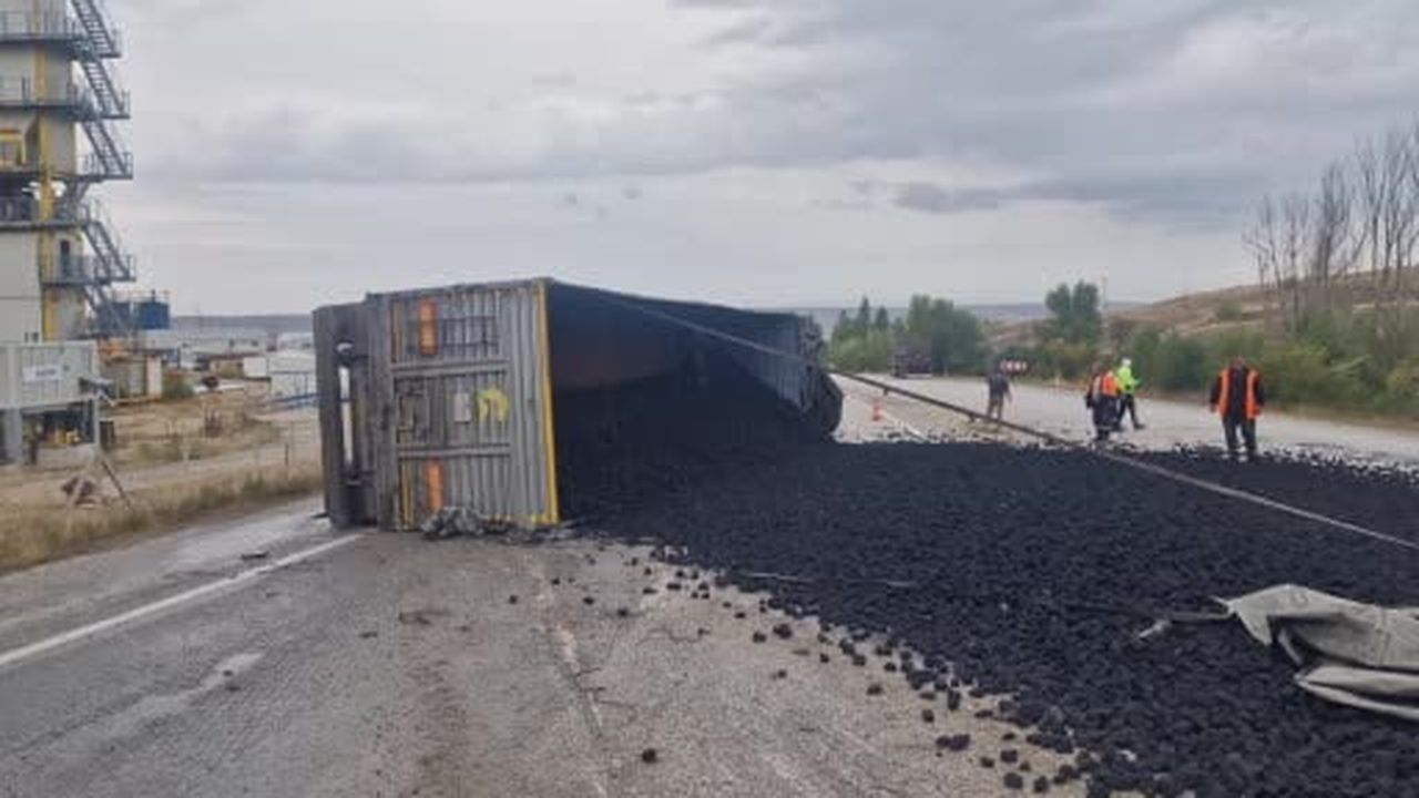 Çorum'da devrilen tırdaki kömürler yola saçıldı