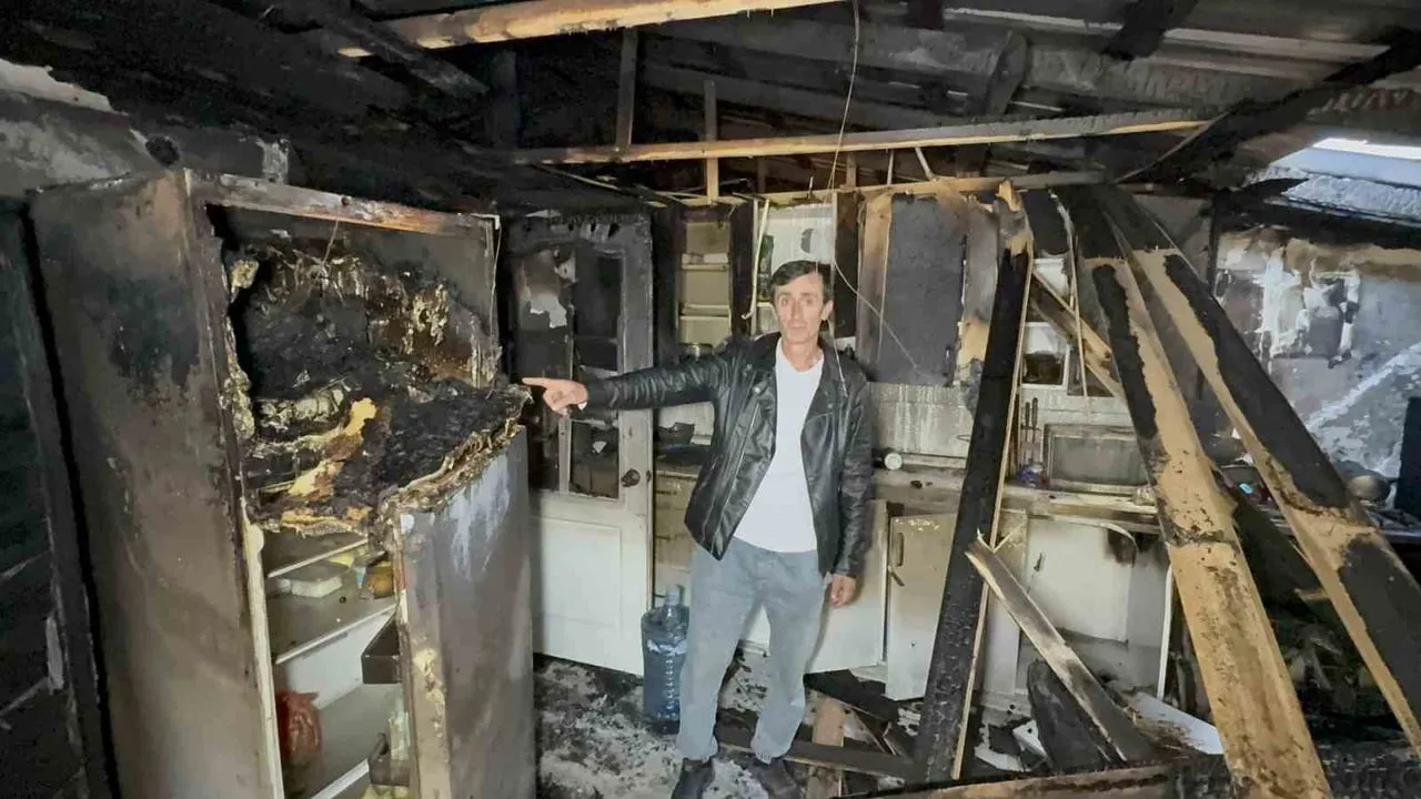 İLKADIM İLÇESİNDE BİR EVDE ELEKTRİK PANOSUNDAN ÇIKTIĞI BELİRLENEN YANGINDA, EVDEKİ TÜM EŞYALAR...