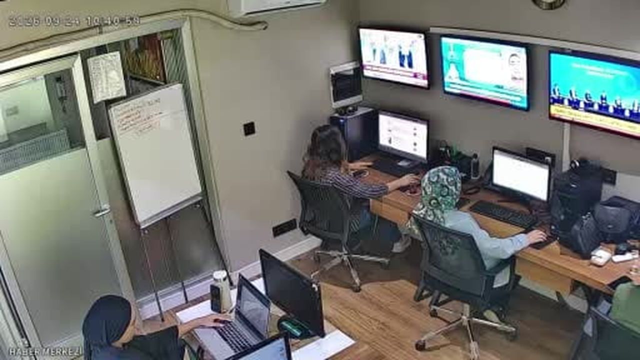 Yerel televizyon çalışanların deprem paniği kamerada