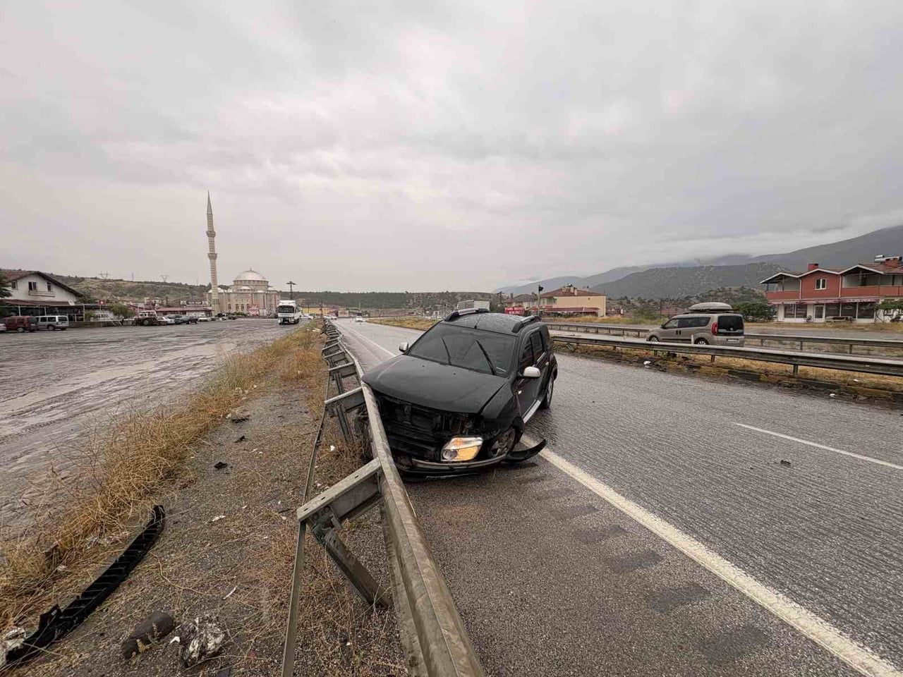 BARİYERLERE ÇARPAN CİPİN SÜRÜCÜSÜ YARA ALMADAN KURTULDU.