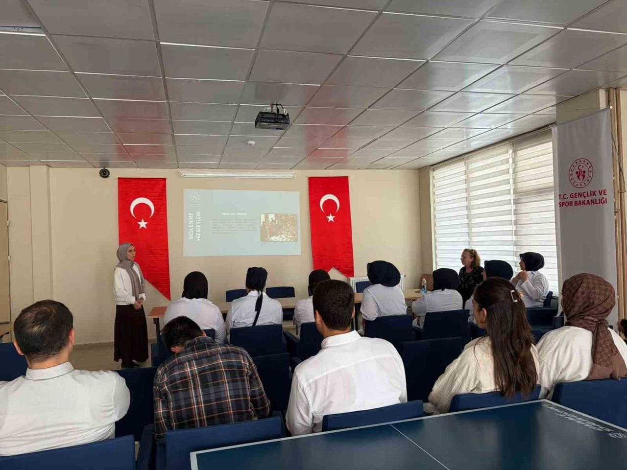 ESKİŞEHİR'DEKİ BİR ÖĞRENCİ YURDUNDA YEMEKHANE VE KANTİN İŞLETME PERSONELİ İLE YURT YÖNETİM...
