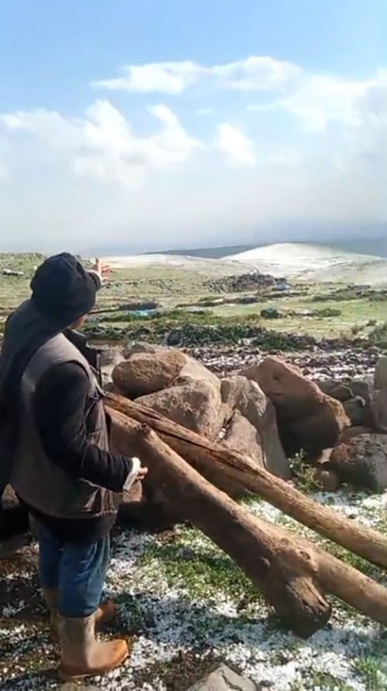 KARS’IN ARPAÇAY İLÇESİNDE ETKİLİ OLAN DOLU YAĞIŞI, YAYLADA BULUNAN VATANDAŞLARI HAZIRLIKSIZ...