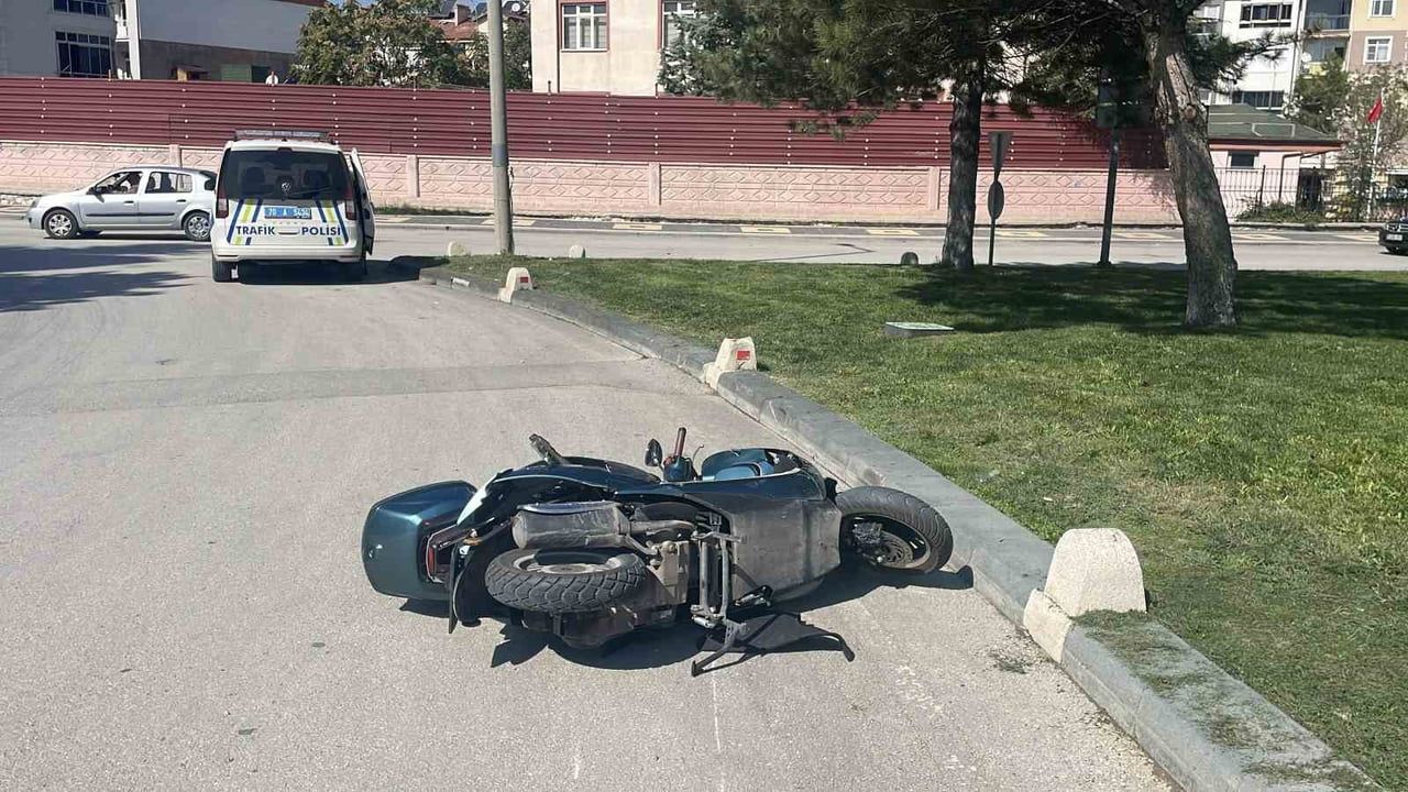 KARAMAN'DA OTOMOBİLLE ÇARPIŞAN MOTOSİKLETİN SÜRÜCÜSÜ YARALANDI.