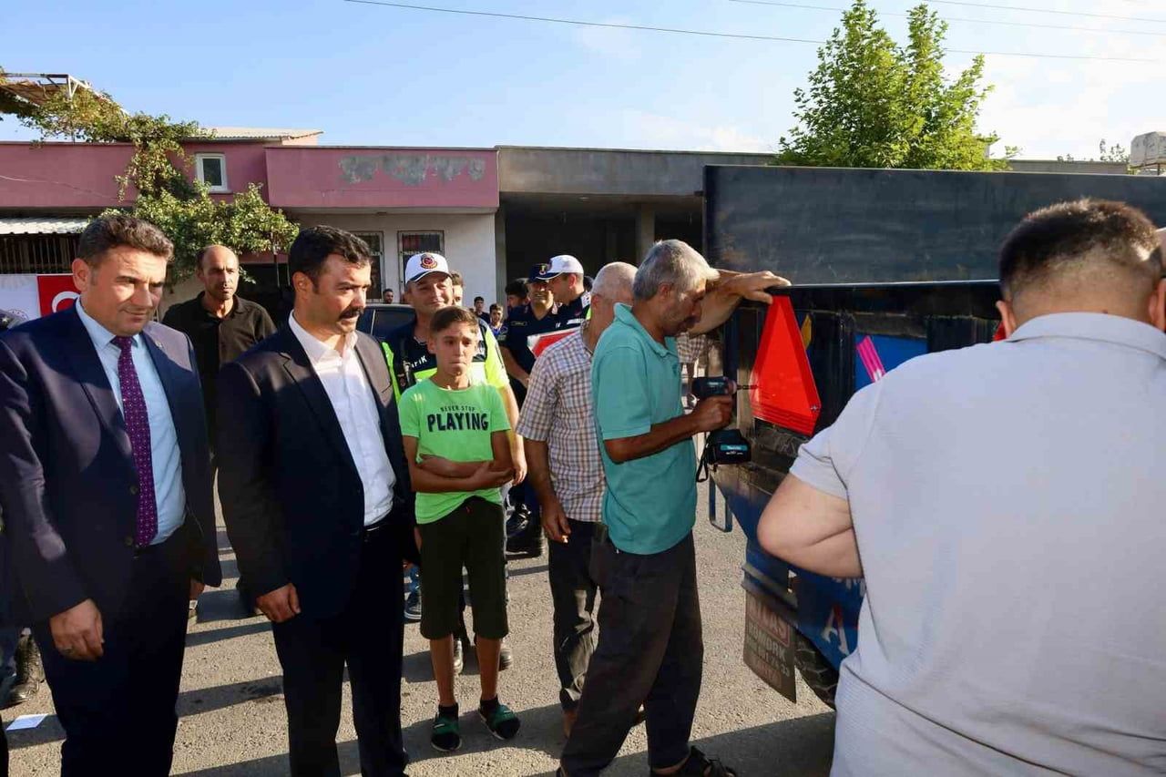 ADIYAMAN’IN KAHTA İLÇESİNDE, TARIMSAL FAALİYETLERİN YOĞUN OLDUĞU BÖLGELERDE TRAKTÖRLERİN TRAFİKTE...