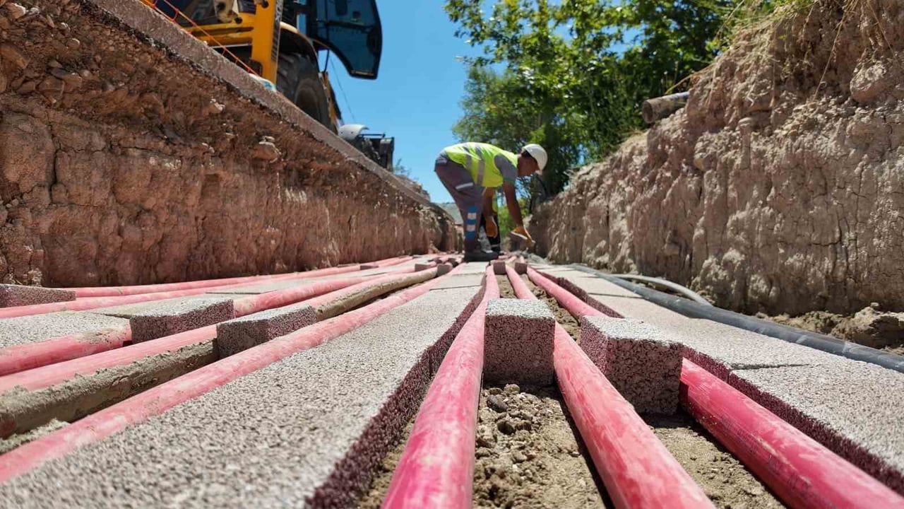 BURDUR'UN MERKEZİNDEN KIRSAL YERLEŞİMLERİNE KADAR ENERJİ ALTYAPISINI GÜÇLENDİREN AEDAŞ, 2026...