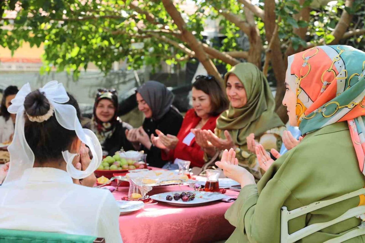 ERZİNCAN VALİSİ HAMZA AYDOĞDU'NUN EŞİ EMİNE AYDOĞDU VE BERABERİNDEKİ PROTOKOL EŞLERİ, KORUYUCU...