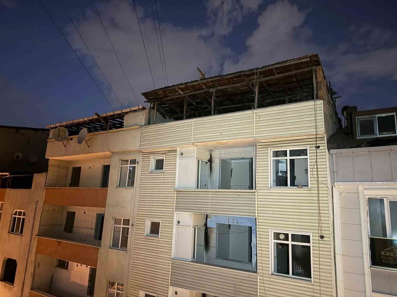 KÜÇÜKÇEKMECE'DE KISA SÜRELİ ETKİLİ OLAN FIRTINA NEDENİYLE 5 KATLI BİR BİNANIN ÇATISINDAN KOPAN...