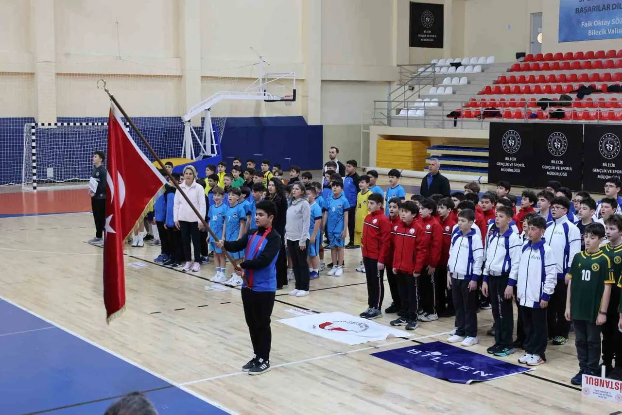 240 SPORCUNUN KATILIMIYLA HENTBOL KÜÇÜKLER YARI FİNAL MÜSABAKALARI BAŞLADI