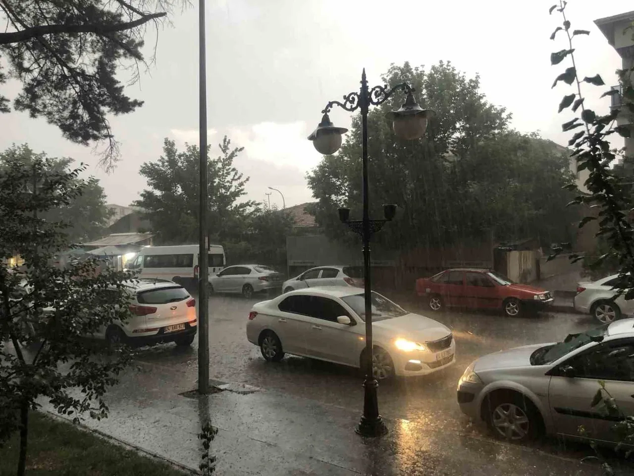 ERZİNCAN’DA FINDIK BÜYÜKLÜĞÜNDE DOLU YAĞDI
