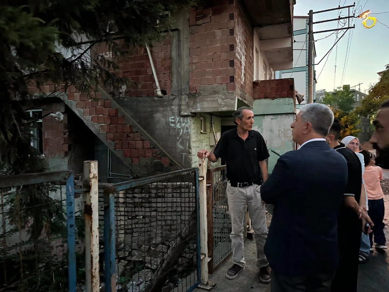 DİLOVASI BELEDİYE BAŞKANI RAMAZAN ÖMEROĞLU, İKİ GÜN ÖNCE ÇIKAN YANGINDA EVLERİ KULLANILAMAZ HALE...