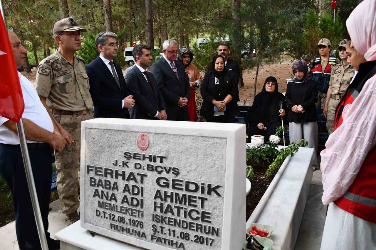 PROGRAMA ŞEHİDİN YAKINLARININ YANI SIRA İSKENDERUN KAYMAKAMI MUHAMMET ÖNDER, İL JANDARMA KOMUTAN...